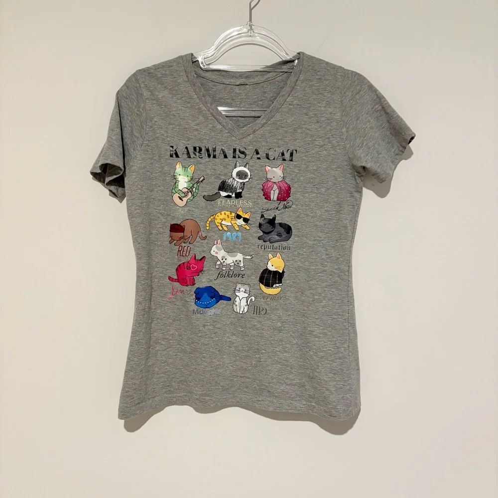 Taylor Swift Karma is a Cat Graphic v neck t-shirt grey‎ size Small